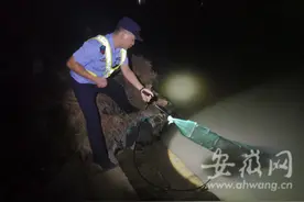 无为一女子凌晨下河起"地笼" 蹲守民警将其抓个正着图片