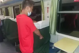 深圳男子坐火车打瞌睡手机被盗，20分钟后乘警找到装睡的嫌犯图片