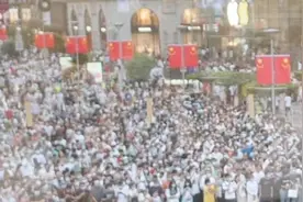为拍摄武警“拉链式人墙”，专卖店二楼成游客“观景点”视频封面