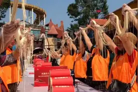 重庆一景区制作72米长小面为祖国庆生，邀游客免费品尝视频封面