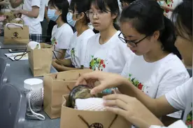 别人家的大学！391名农学院新生收到暖心“入学礼”：爽肤水，由学院自主研发图片