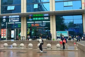 在售票厅里逛超市是种什么体验？图片