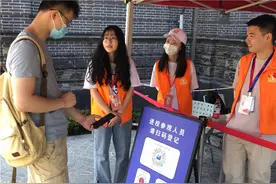 开放后迎来首个假日，学生志愿者成讲好百年校园故事的“青春使者”图片