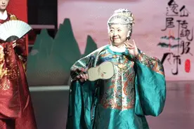 老年人能有多潮？这位奶奶告诉你图片