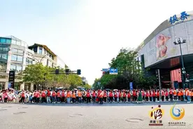 西湖边“最美人墙”又火了！这一抹红，扮靓一座城图片