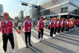 杭州西湖边，“最美人墙”如期而至，游客：这是一道堪比西湖的美景图片