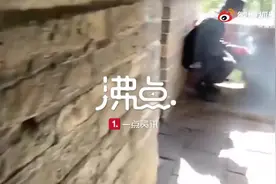 八达岭长城保安抽烟被曝光，周围随处可见禁烟标识，景区回应：确定开除图片