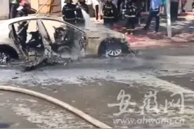 合肥一婚车路边起火烧成空壳 所幸无人伤亡图片