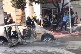 合肥一婚车路边起火烧成空壳 所幸无人伤亡图片