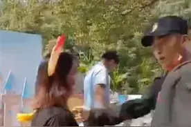 湖南怀化一游客欲闯入警戒线强拍幼狮，致展出提前结束图片