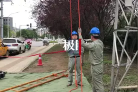 武汉进行220千伏高压带电作业，确保国庆黄金周用电高峰平稳供电图片