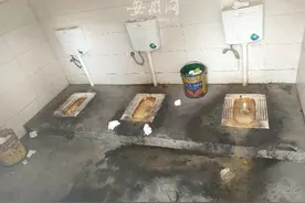 肥东撮镇镇一公厕污渍横流苍蝇乱飞 群众吐槽无法下脚图片