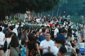 武警官兵坚守战位全力维护国庆假期社会安全稳定图片