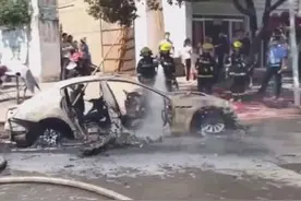 合肥一辆婚车路边起火，烧成空壳！未造成人员伤亡图片