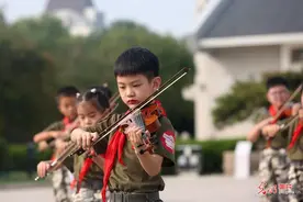 小提琴快闪激发爱国情怀图片