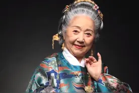 真的潮！77岁奶奶穿汉服逛漫展：出于热爱，也希望宣传汉服文化图片