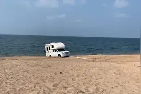 房车驶入沙滩观光“难以自拔”救援队两辆车拖拽一小时救出图片