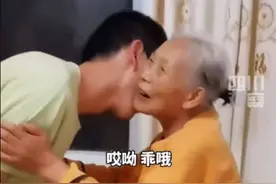 孙子悄悄回家，奶奶的反应太真实了图片