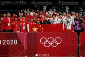 奥运乒乓球赛场上的“神仙解说”：赛前会写运动员“小传”图片
