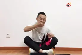 铁杆球迷肖若腾收到AC米兰的球衣，上面还有偶像伊布的签名视频封面