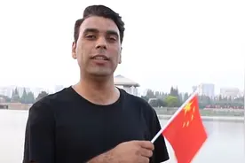 江苏巴基斯坦小伙唱《我和我的祖国》祝福中国：感觉像自己家视频封面