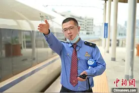 铁路夫妻档：同站上班难相聚，国庆坚守为团圆图片