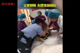 女孩二楼跌落昏迷，民警一路呼喊着将其送到医院图片