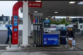 英国油荒持续！20辆汽车尾随一油罐车100多公里求油 结局傻眼图片