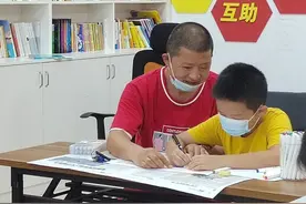 童心向党迎国庆 长岭社区开展亲子手抄报活动图片