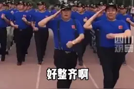 60多岁战友聚会集体踢正步！虽然身材和年龄变了，依旧震撼网友图片