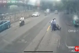 母子骑车意外摔倒马路中央，公交司机及时上前解围图片