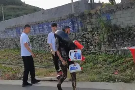 男子结婚遇婚闹只着内衣浑身被抹黑，拍摄者：年轻人觉得好玩视频封面