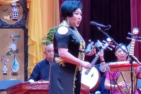 郭德纲妻子王惠登台表演，小儿子兴奋大喊我爱你，杨少华亲临现场图片