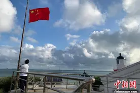 孤岛守塔人的国庆假期：守岗位护国旗 讲述灯塔精神图片