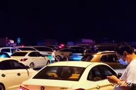 国庆假期第二日，江西高速多个服务区交通拥堵图片