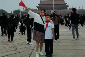 同升一面旗｜十一假期，游客们观看升旗后欢呼：“祝福祖国越来越好”图片