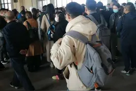 新疆霍尔果斯新增2例阳性，伊宁临时封控，乘客滞留火车站五六小时图片