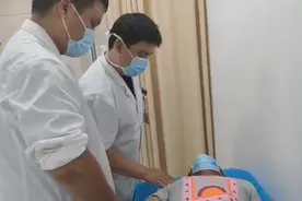 医疗记者的朋友圈｜双胞胎康复一年，父母带他们和医护人员过生日图片