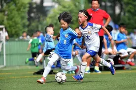 谁说女子不如男？晚报杯赛场上有一群花木兰图片