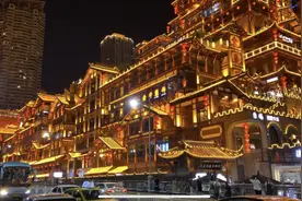 犀利评测｜“网红”打卡地洪崖洞：花钱不排队也能进？别信图片