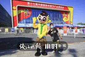 动漫节一幕刷屏！感动百万网友的“逆风少年”：来杭州读书，是我最正确的选择图片