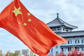 哈工程“国庆树”开得火红，“云端”赏叶美不胜收图片