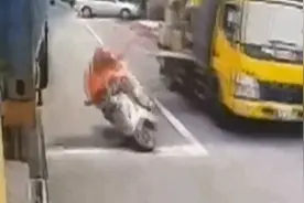 惊悚！擦撞工程车升降板 台湾一女骑手倒地遭碾压不幸身亡图片