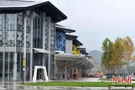 建设中的河北崇礼太子城冰雪小镇 雪花形状屋顶显“冬奥风”图片