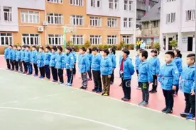 弄堂里，活跃着一群群“蓝精灵”图片
