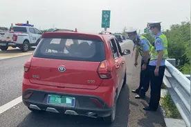 高速交警劝退一波摩托车、电动车、老年代步车……图片