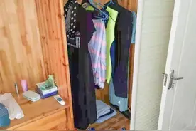 业主从外地回家发现门锁被换 家里多了不少私人物品图片