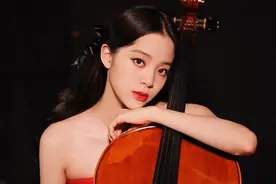 欧阳娜娜红裙惊艳高贵似天鹅 手持大提琴眼眸清亮女神气质满满图片