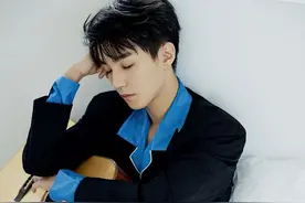 王俊凯写真干净帅气眼含星河 棉系少年眼神清澈魅力满满图片