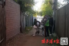 隔离区老人突发脑梗昏迷，特警背起她狂奔送医图片